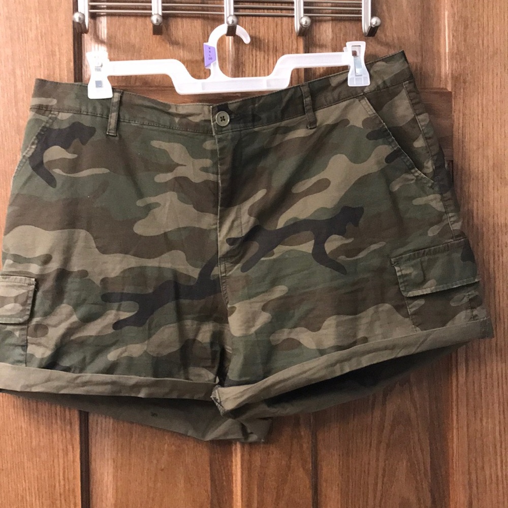 Time and Tru camp shorts